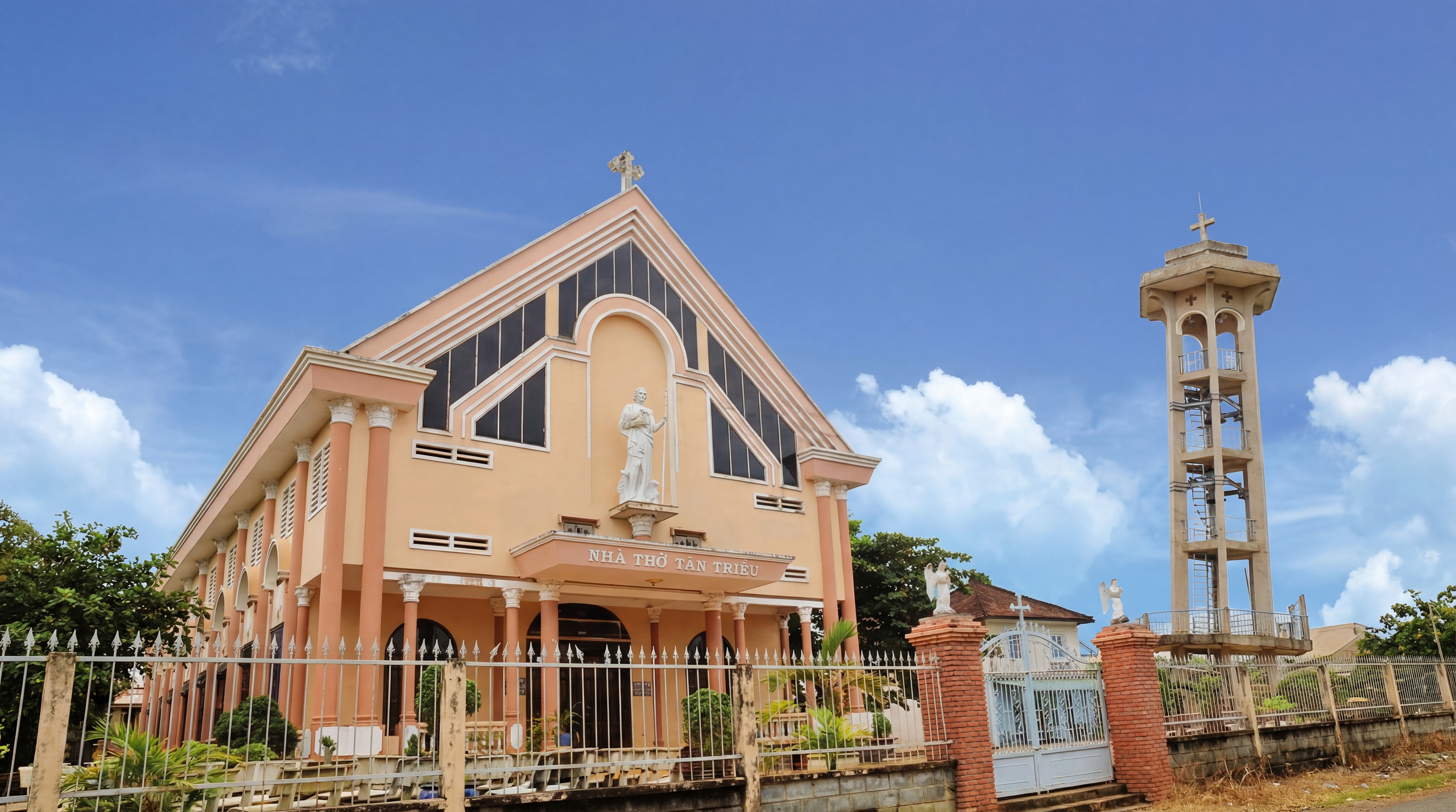 Cây thánh giá của Đức cha Bá Đa Lộc ở Tân Triều